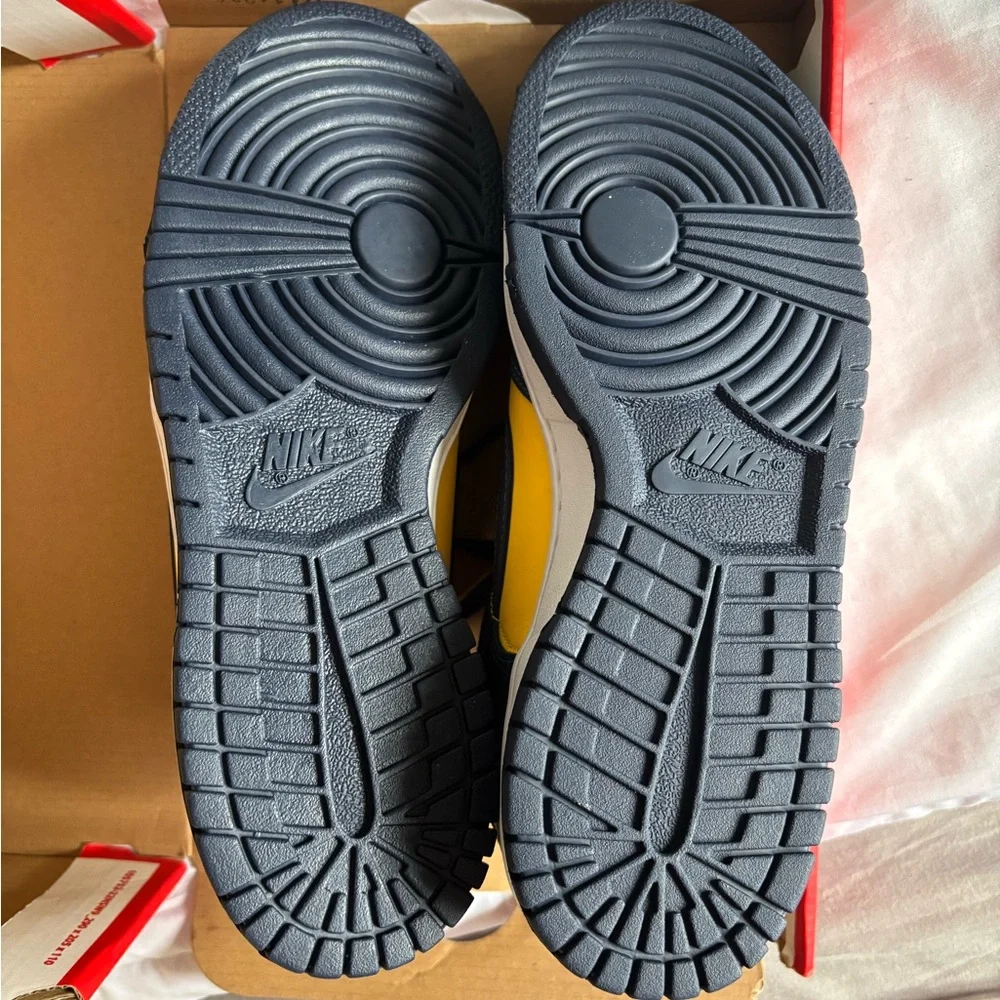 Nike Dunk Low (GS) - Size 7Y, varsity maize/ midnight navy - Picture 3 of 6